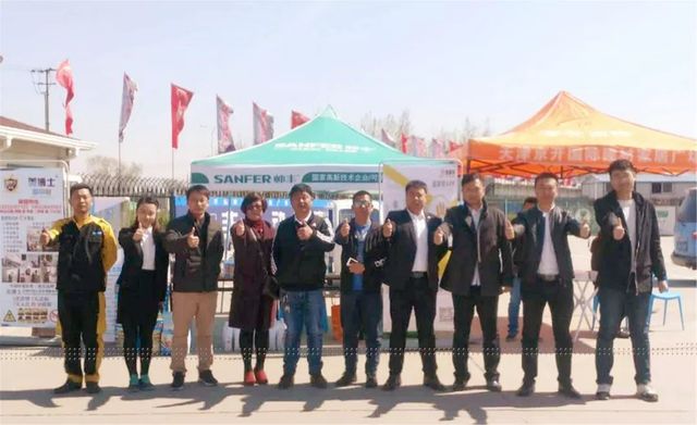 李總與乾港集團(tuán)售后人員合影 李總與乾港集團(tuán)售后人員合影