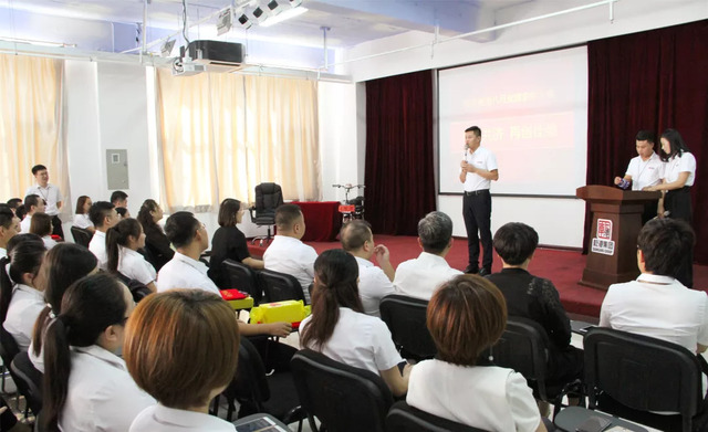 乾港集團(tuán)八月員工表彰大會(huì) 乾港集團(tuán)八月員工表彰大會(huì)